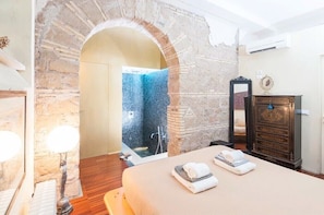 2 bedrooms, iron/ironing board, travel cot, free WiFi - Luxury Town Loft. Great bars & restaurants 5 stars reviews (Rome)