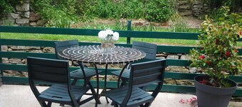 Maison en pierre mitoyenne, en bord de riviere. Calme assuré