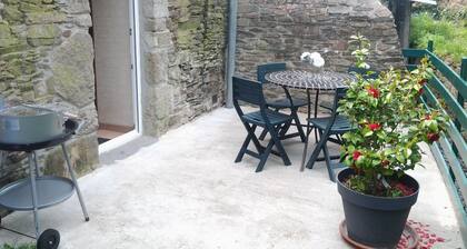 Maison en pierre mitoyenne, en bord de riviere. Calme assuré