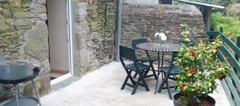 Casa adosada en piedra, cerca de un río. pacífico