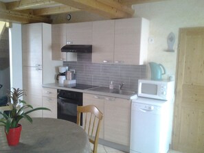 Fridge, microwave, oven, stovetop - Terraced house in stone, near a river. peaceful (Le Vast)