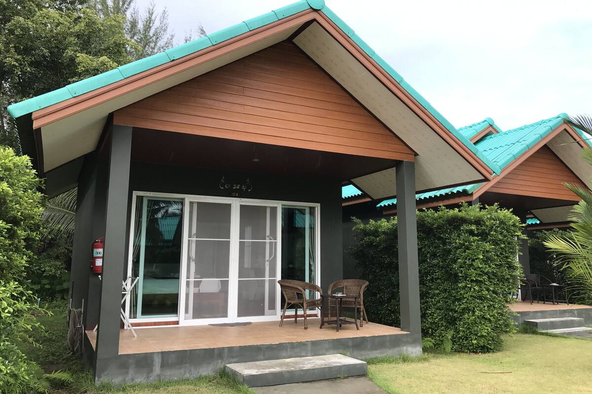 บังกะโล | ตู้นิรภัยในห้องพัก, โต๊ะทำงาน, ผ้าม่านกันแสง, เตียงเสริม/เปล