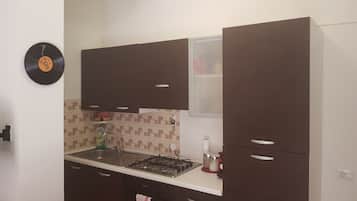 Kühlschrank, Ofen, Herdplatte, Wasserkocher mit Kaffee-/Teezubehör