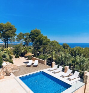 Een buitenzwembad, een verwarmd zwembad