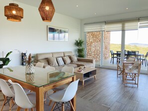 Smart-TV, bordtennis og stereoanlegg