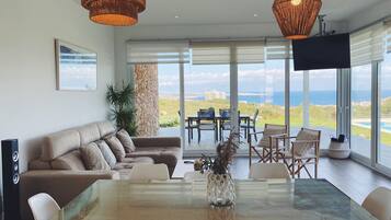 TV connectée, table de tennis de table, chaßne hi-fi