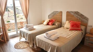 4 chambres, coffres-forts dans les chambres, fer et planche Ă repasser