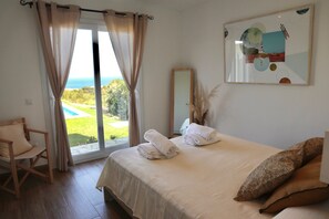 4 soverom, safe på rommet, strykejern/-brett og reiseseng for barn