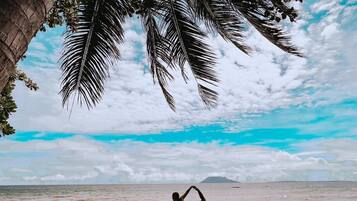På stranden, fridykking, snorkling og kajakkpadling