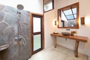 Deluxe Cottage, 1 Bedroom, Garden View | Bilik Mandi | Kelengkapan dandanan diri percuma, pengering rambut, tuala disediakan 