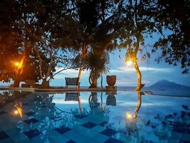 Piscina externa, guarda-sóis, espreguiçadeiras