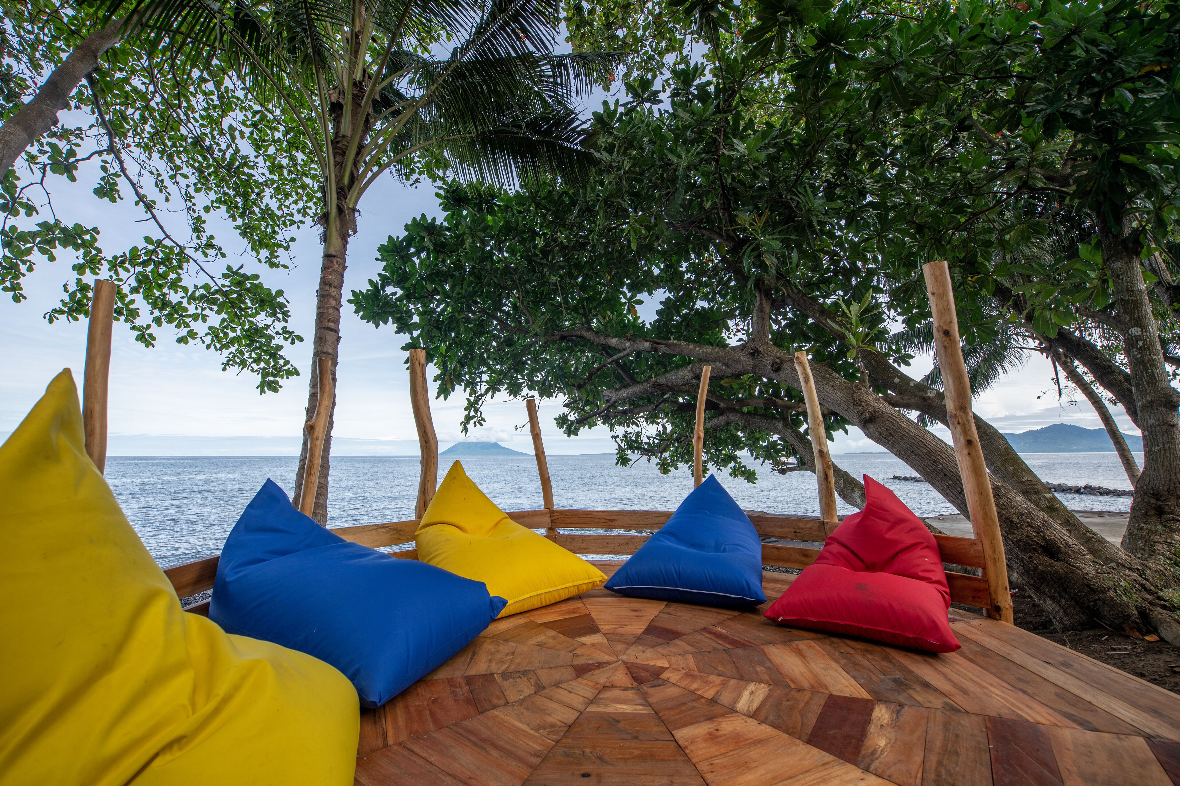 Breakfast, lunch, dinner served; international cuisine 