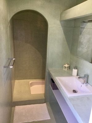 Ensemble douche/baignoire, sĂšche-cheveux, serviettes fournies, shampoing