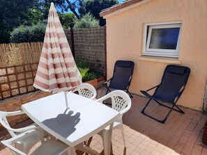 Outdoor dining - Comfortable house for 2 people, 40 m from the beach, room with SEA VIEW (Saint-Michel-Chef-Chef)
