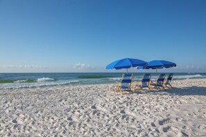 Una spiaggia nelle vicinanze, lettini da mare, teli da spiaggia