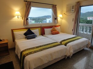 Kamar Quadruple, pemandangan gunung | Meja kerja, tirai kedap cahaya, dan tempat tidur lipat/tambahan