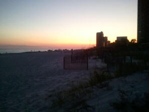 On the beach - Beachfront! Our backyard is the Gulf of Mexico! 1st Fl. Unit, FamilyFriendly, AC (Orange Beach)