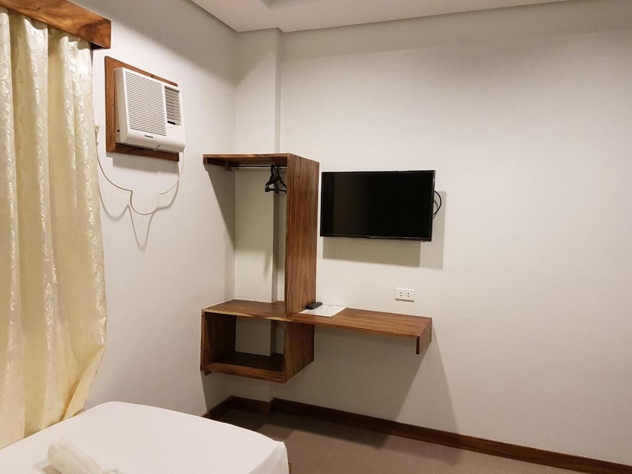 1 bedroom, premium bedding, in-room safe, desk