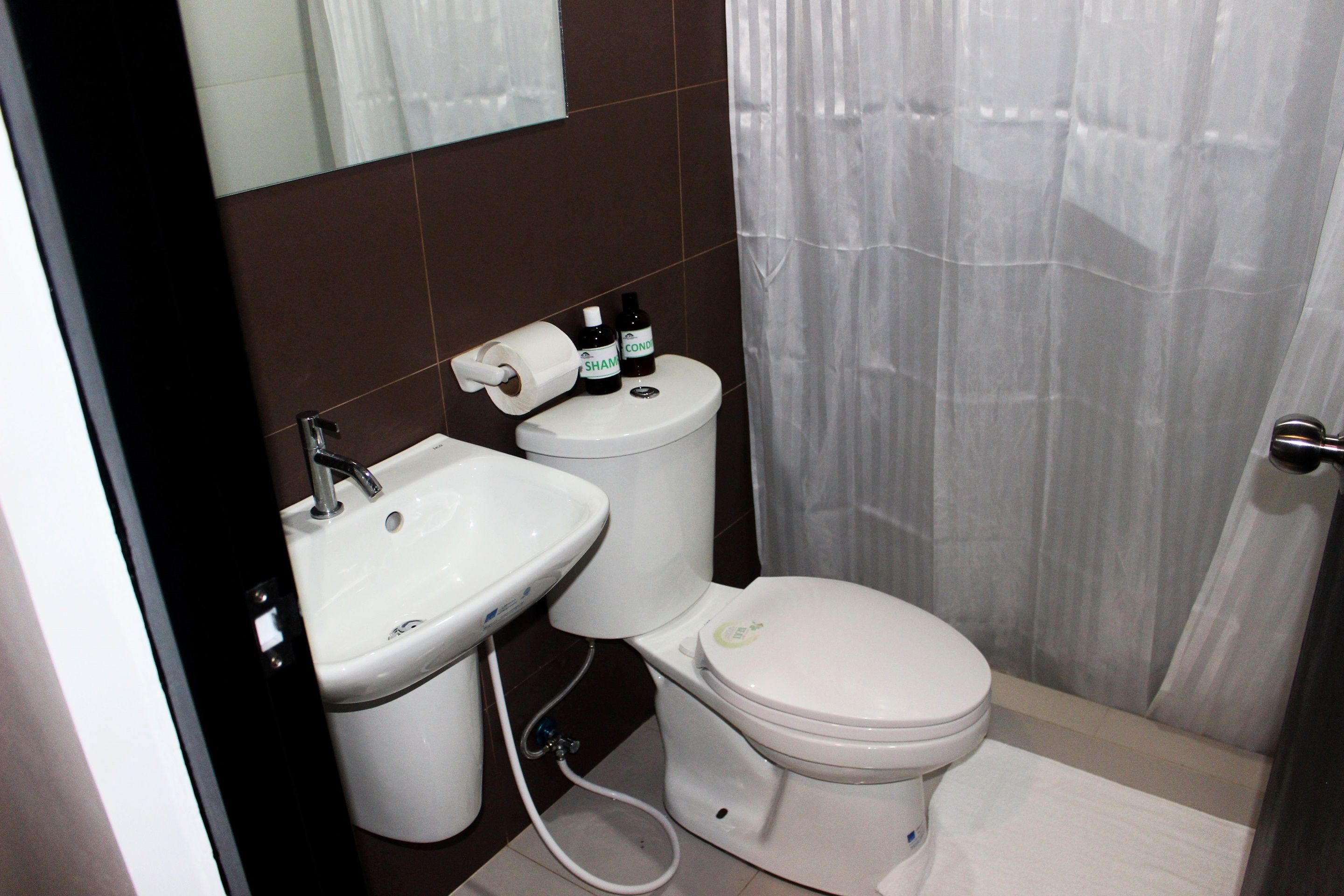 shower, rainfall showerhead, free toiletries, hair dryer