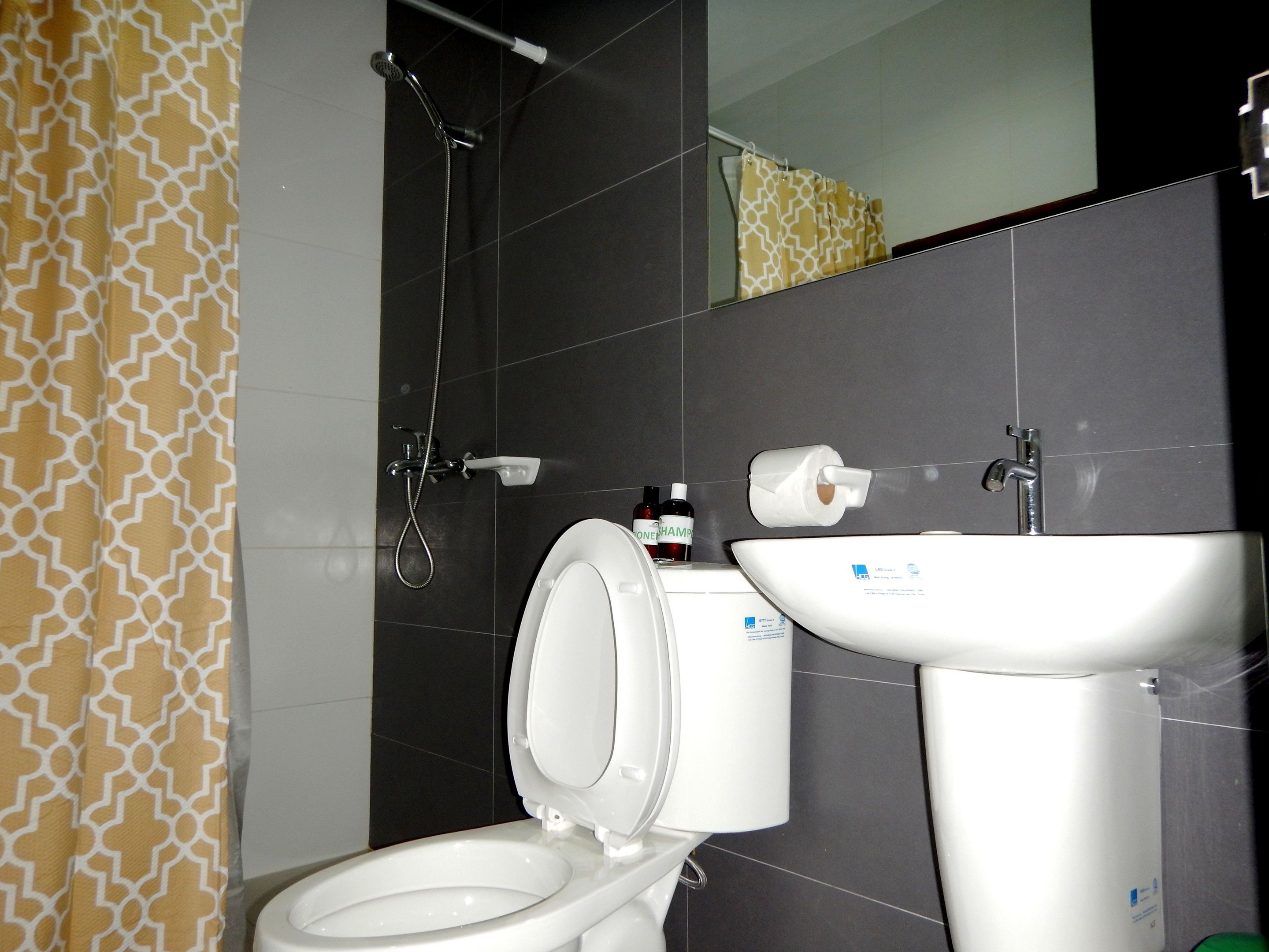 shower, rainfall showerhead, free toiletries, hair dryer