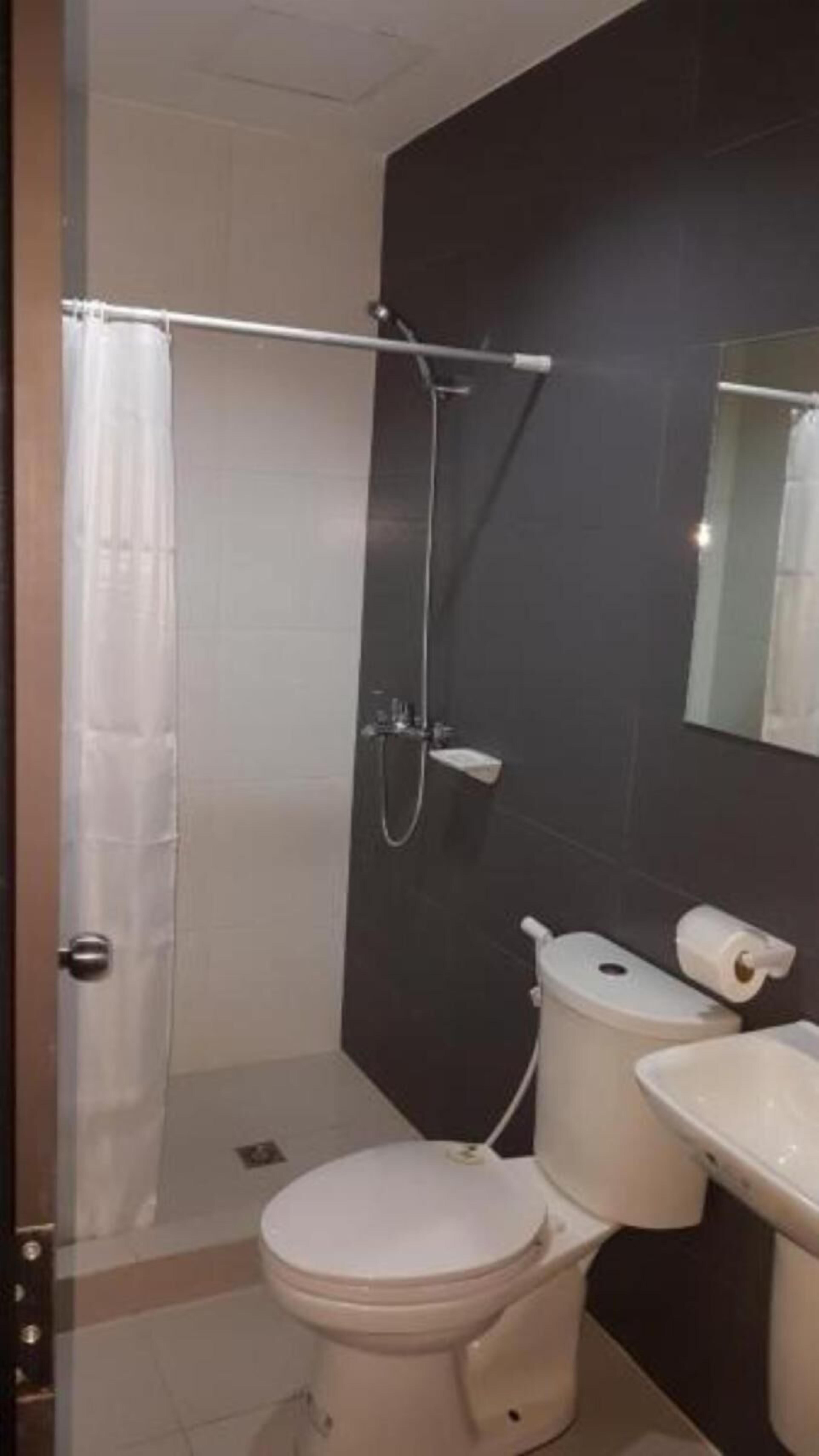 shower, rainfall showerhead, free toiletries, hair dryer