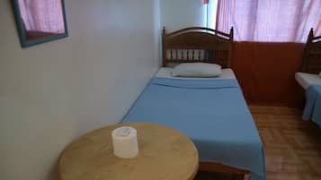家庭房 (4 Persons) | 客房内保险箱、办公桌、免费 WiFi