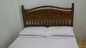 Habitación con 2 camas individuales | Caja de seguridad en la habitación, escritorio y wifi gratis