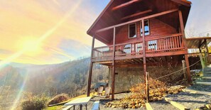 Exterior - Mountain Views! Minutes to Downtown, LED Hot Tub, Custom Grill Area, WiFi (Gatlinburg)