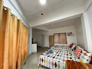 Twin Room | Desk, free WiFi - Miles YCE Bamboo House (Panglao)