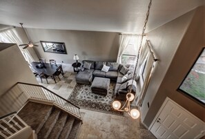 Smart TV, chimenea, libros y videoteca 