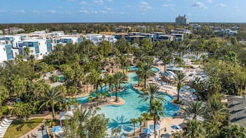 Alberca al aire libre y alberca climatizada