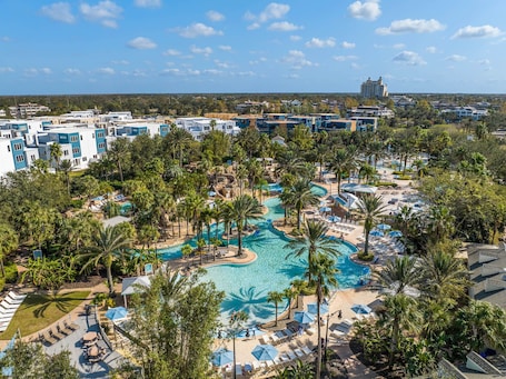 Piscine extérieure, piscine chauffée. VUE GOLF, BALCON PRIVÉ ET COUCHERS DE SOLEIL PARFAITS. CONVIVIALE ET FAMILIALE. PARC AQUATIQUE