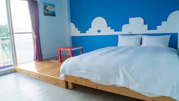 Una camera da letto con un letto di legno, uno sgabello rosso, una grande finestra con vista e una parete blu decorata con un motivo a siluetta bianca.