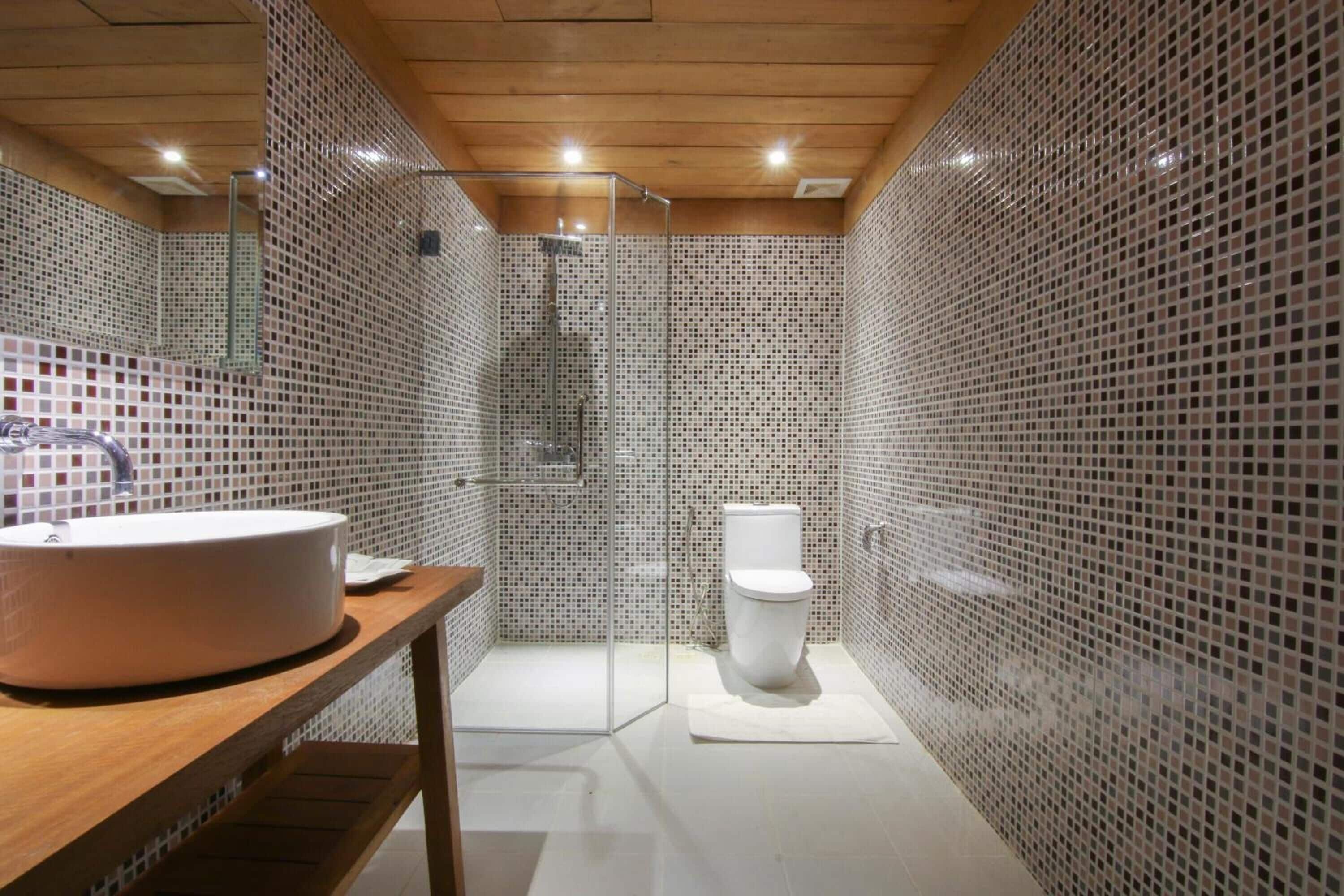 separate bathtub and shower, deep-soaking bathtub, free toiletries