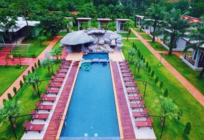 Outdoor pool, pool loungers