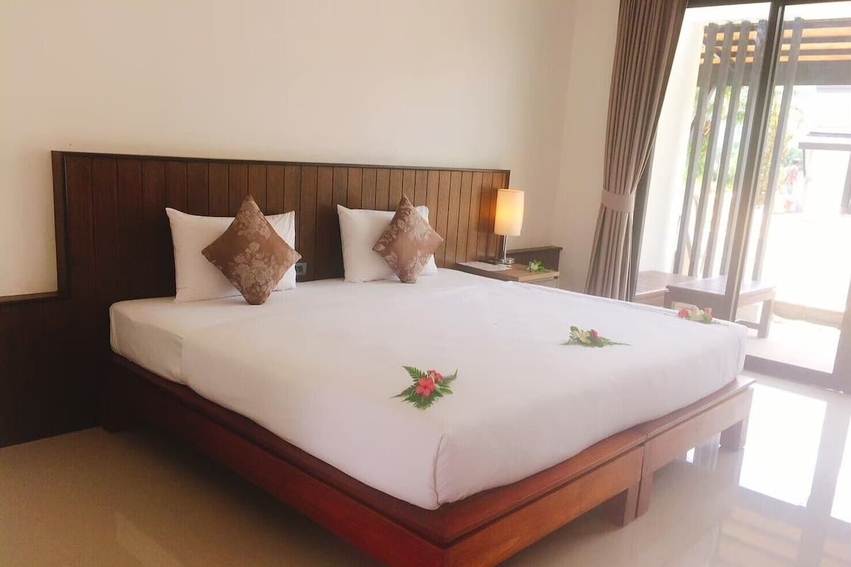 Quarto luxo, 1 quarto, para não fumantes, vista para a piscina | Roupas de cama premium, frigobar, cofres nos quartos, escrivaninha