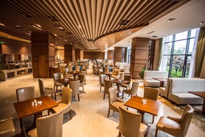 2 restaurantes; se sirve desayuno, almuerzo y cena