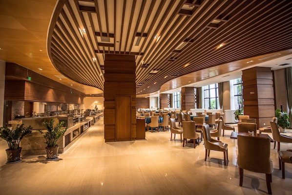 2 restaurants; breakfast, lunch and dinner served 