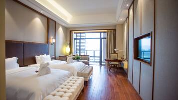 Minibar, bàn, màn/rèm cản sáng, bàn ủi/dụng cụ ủi quần áo