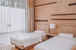 Desk, iron/ironing board, free WiFi, bed sheets - Lembang Asri Resort (Parongpong)