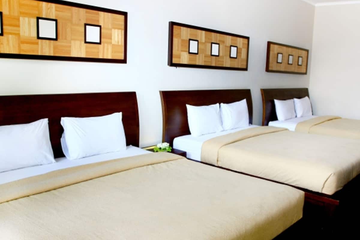 Family Suite | Desk, iron/ironing board, free WiFi, bed sheets