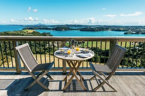 Couples dining - Te Whau Lodge (Waiheke Island)