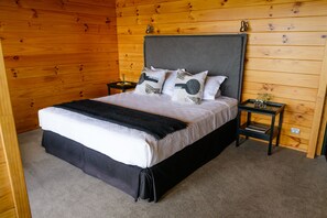 Premium bedding, minibar, in-room safe, desk - Te Whau Lodge (Waiheke Island)