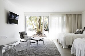 Habitación triple Prestigio, varias camas | Ropa de cama de alta calidad, edredón y minibar 