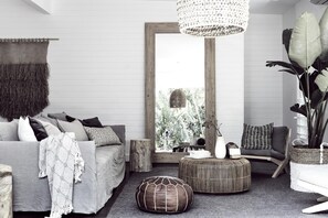 Habitación (The Cottage) | Área de sala de estar | Televisión de pantalla plana de 50 pulgadas con canales digitales 