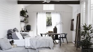 Rom (The Barn) | Sengetøy av topp kvalitet, dundyner, minibar og strykejern/-brett