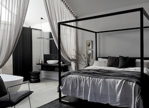 Studio Design - 1 kingsize-säng - icke-rökare | Sängtillbehör av högsta kvalitet, duntäcken och minibar