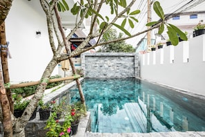 Hồ bơi ngoài trời