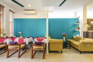 Desayuno a la carta (USD 3 por persona) 