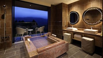 Superior Twin kamer (3rd Floor) | Badkamer | Een aparte badkuip en douche, een bronwaterbad, designer toiletartikelen